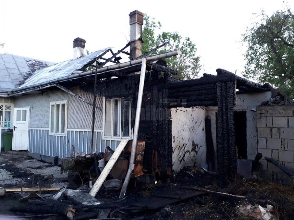 Incendiu puternic, extins la două gospodării, la Costișa - Frătăuții Noi