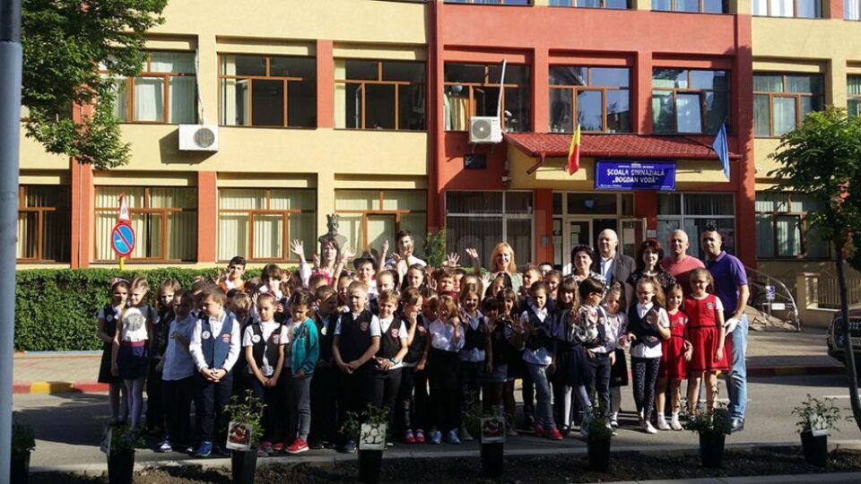 100 de flori la Școala Gimnazială „Bogdan Vodă” Rădăuți pentru 100 de ani de la Marea Unire 100 de flori la Școala Gimnazială „Bogdan Vodă” Rădăuți pentru 100 de ani de la Marea Unire