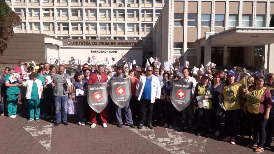 Protestatari în curtea Spitalului de Urgență Suceava