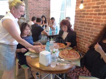 Primii clienți au gustat deja pizza marca Mopan în noua pizzerie
