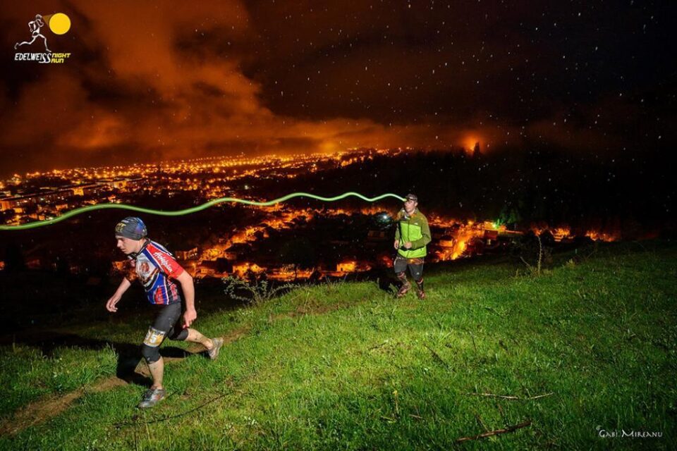 Alergare la lumina frontalei pe crestele montane din jurul orașului Câmpulung Moldovenesc