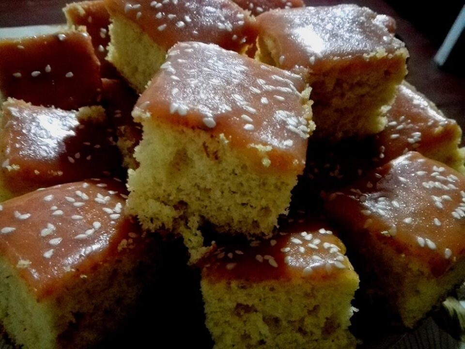 Pandișpan cu banane și glazură caramel. Foto: Iuliana Tiță