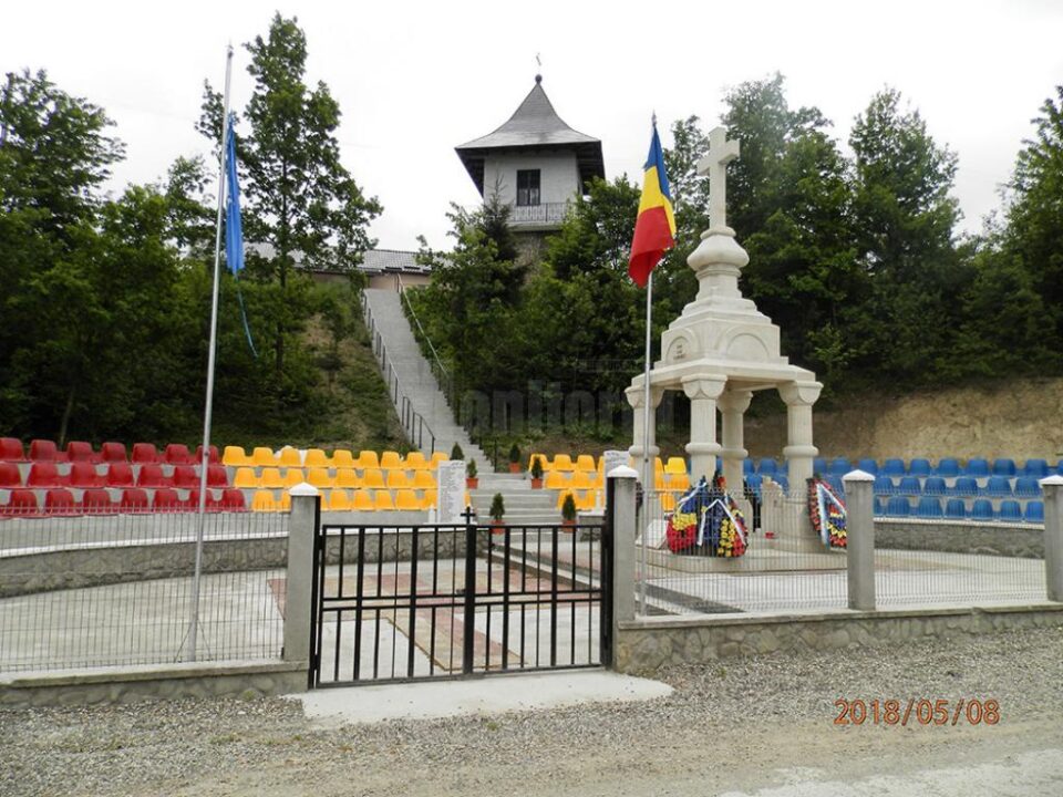 Primăria Cornu Luncii a montat scaune tricolore în Ansamblul Monumental al Eroilor de la Păiseni