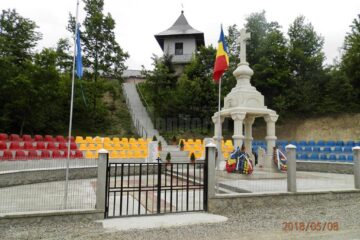 La Ansamblul Monumental al Eroilor de la Păiseni au fost montate scaune în culorile Drapelului Național