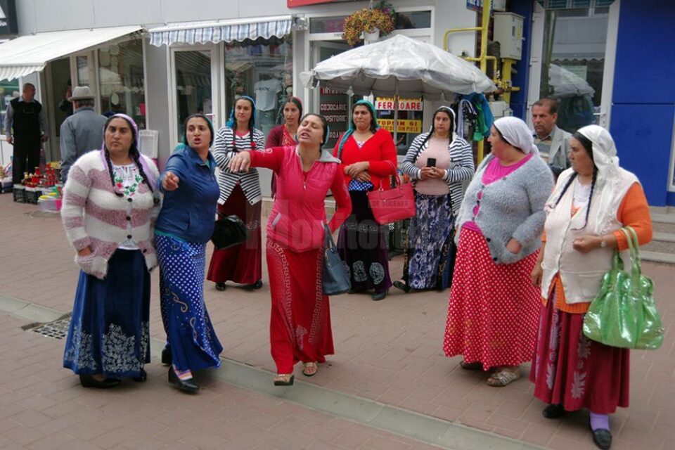 Scandal cu țigănci, țipete și amenințări la Piața Mică