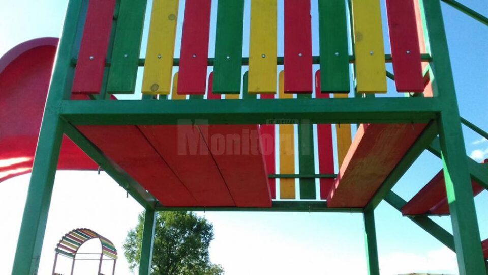 Tobogan distrus parțial și reparat „românește” la un spațiu de joacă pentru copii din Bosanci