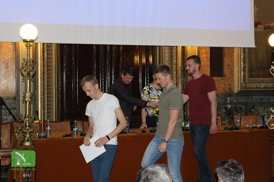 Robotul autonom al studenților Universității din Suceava, pe podiumul unui concurs de microcontrolere și aplicații