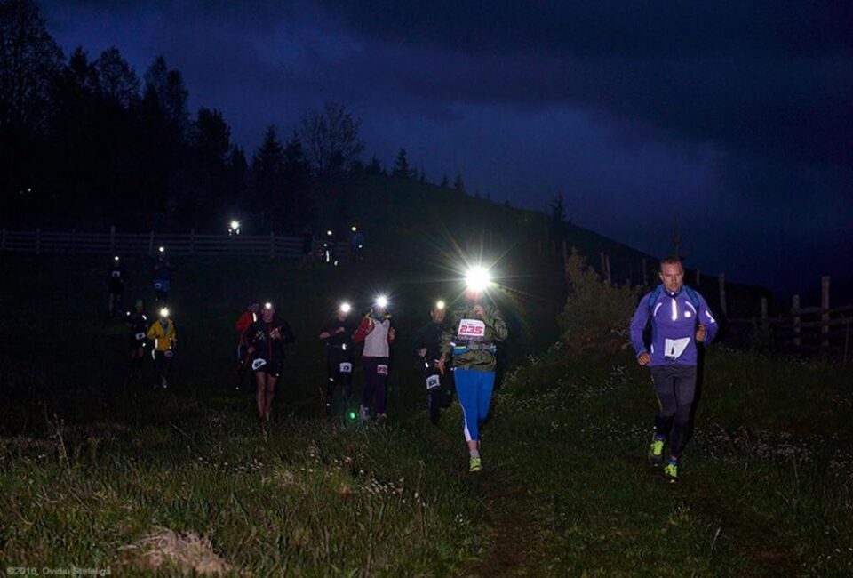 Alergare la lumina frontalei pe crestele montane din jurul orașului Câmpulung Moldovenesc