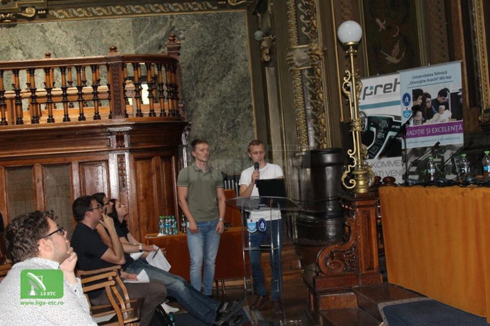 Robotul autonom al studenților Universității din Suceava, pe podiumul unui concurs de microcontrolere și aplicații
