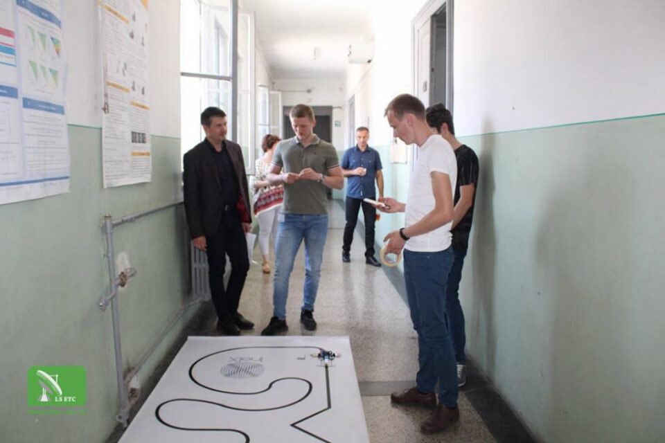 Robotul autonom al studenților Universității din Suceava, pe podiumul unui concurs de microcontrolere și aplicații