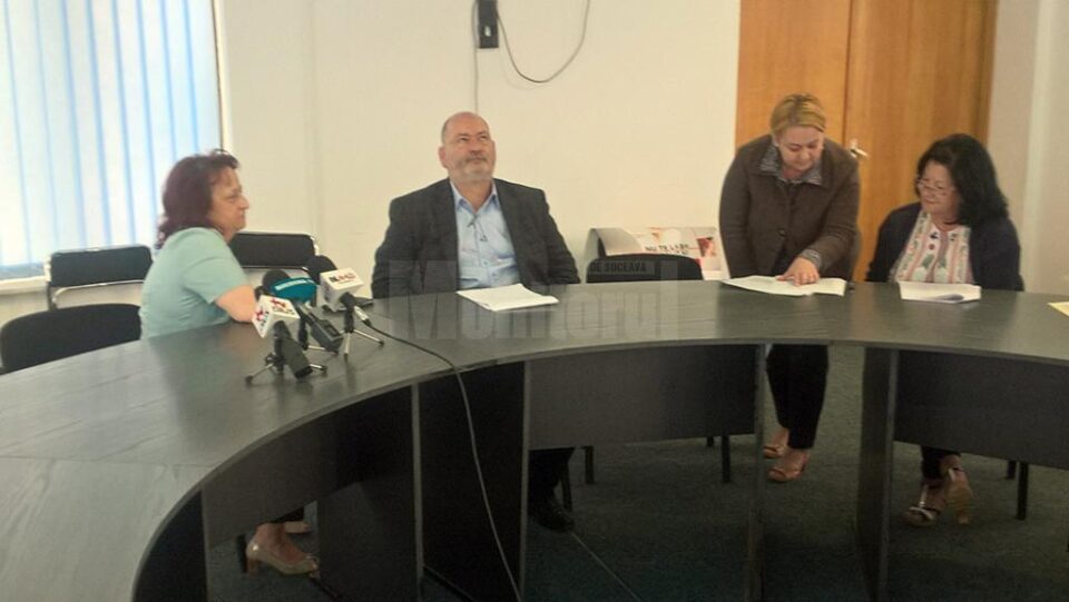 Dr. Cătălina Zorescu (stânga), dr. Dinu Sadean, dir. ec. Firuța Bosancu (dreapta)