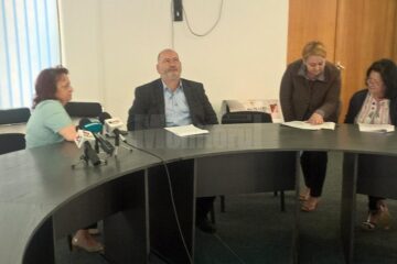 Dr. Cătălina Zorescu (stânga), dr. Dinu Sadean, dir. ec. Firuța Bosancu (dreapta)