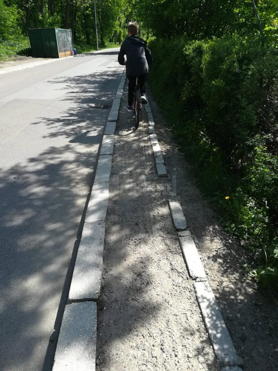 A început amenajarea unei parcări balastate și extinderea trotuarelor spre parcul Tătărași