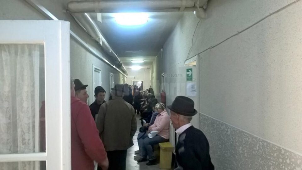 Câteva zeci de oameni așteptau marți să-și depună cererile la centrul local Suceava al APIA