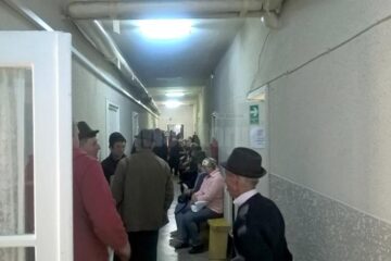 Câteva zeci de oameni așteptau marți să-și depună cererile la centrul local Suceava al APIA