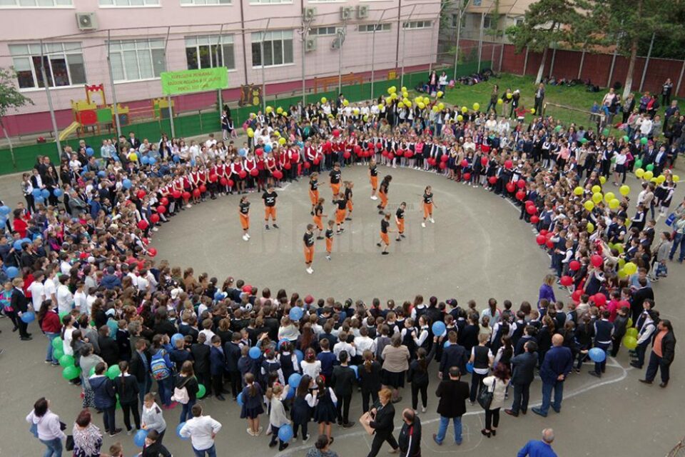 Activități de amploare organizate de elevii Școlii „Miron Costin” Suceava în cadrul Campaniei Globale pentru Educație