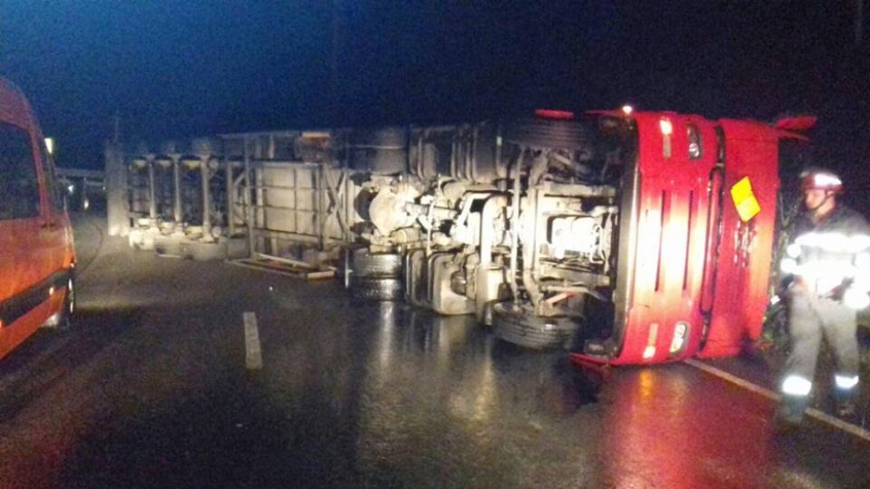 Tirul s-a răsturnat într-o curbă deosebit de periculoasă. Foto: bistriteanul.ro
