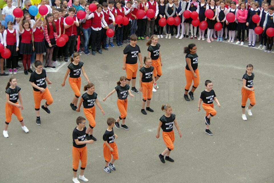Activități de amploare organizate de elevii Școlii „Miron Costin” Suceava în cadrul Campaniei Globale pentru Educație