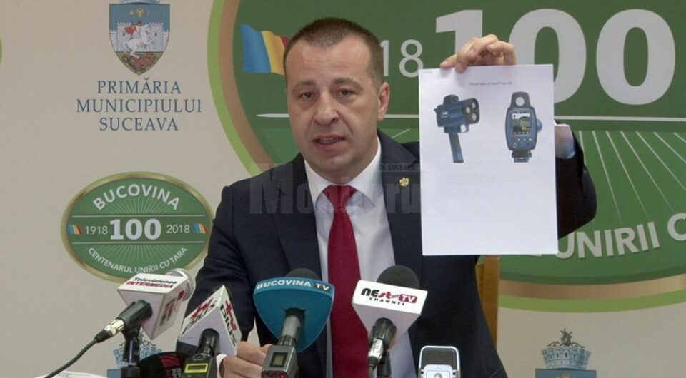 Lucian Harșovschi prezintă modelul de pistoale radar achiziționate