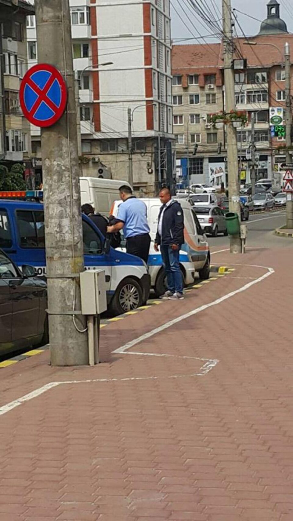 Un tânăr îmbrăcat în călugăr, agresiv cu femeile, ridicat de polițiști din centrul Sucevei