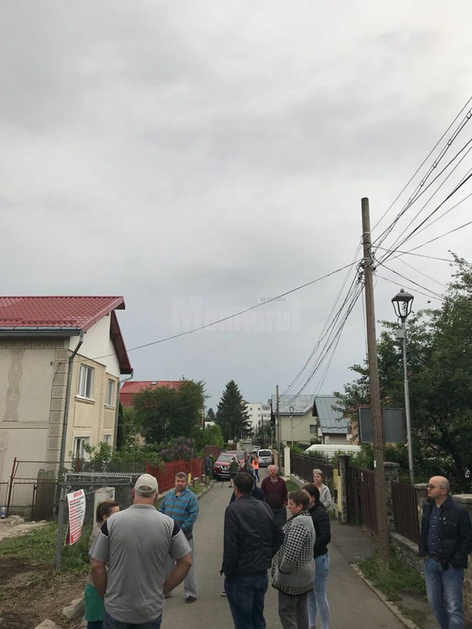 Vecinii s-au adunat în fața terenului pe care se va construi blocul