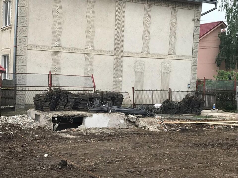 Revoltă în rândul mai multor suceveni din cartierul Zamca după ce un afacerist a început lucrările pentru construcția unei locuințe colective