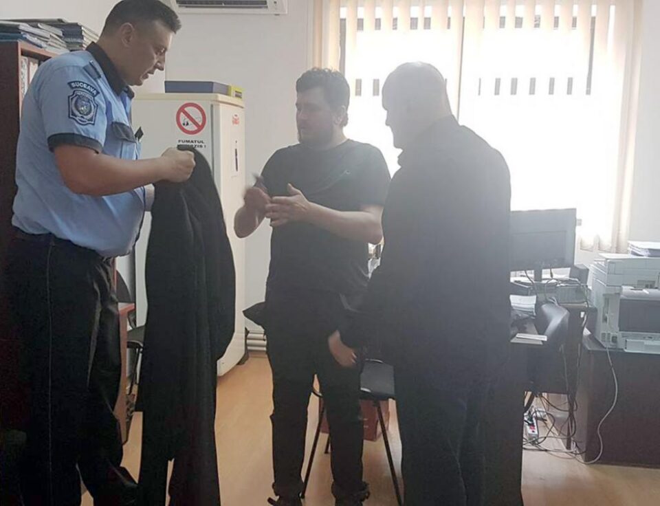 Falsul călugăr a fost identificat și verificat de polițiștii locali și apoi predat colegilor de la Poliția municipiului Suceava