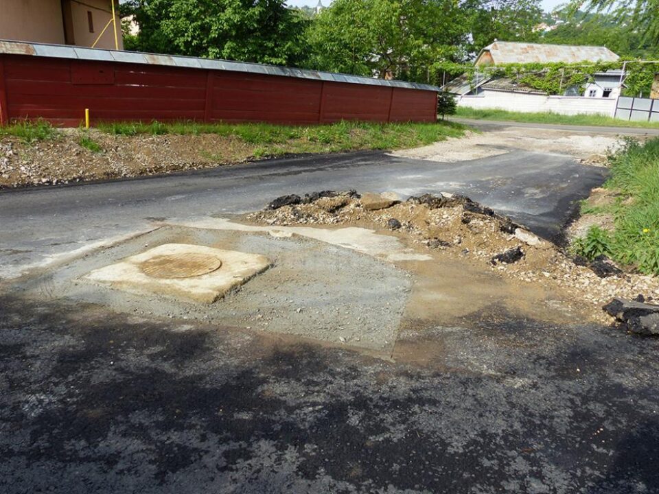Ulița din Bosanci unde două canale au fost greu de găsit sub stratul de asfalt