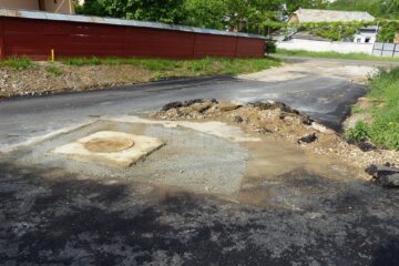 Ulița din Bosanci unde două canale au fost greu de găsit sub stratul de asfalt