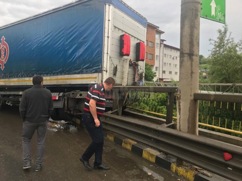 Un tir a fost la un pas de a cădea de pe pod, la ieșirea din Suceava