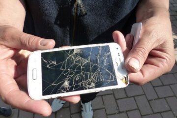 Telefonul despre care elevul spune că i-a fost distrus de profesor