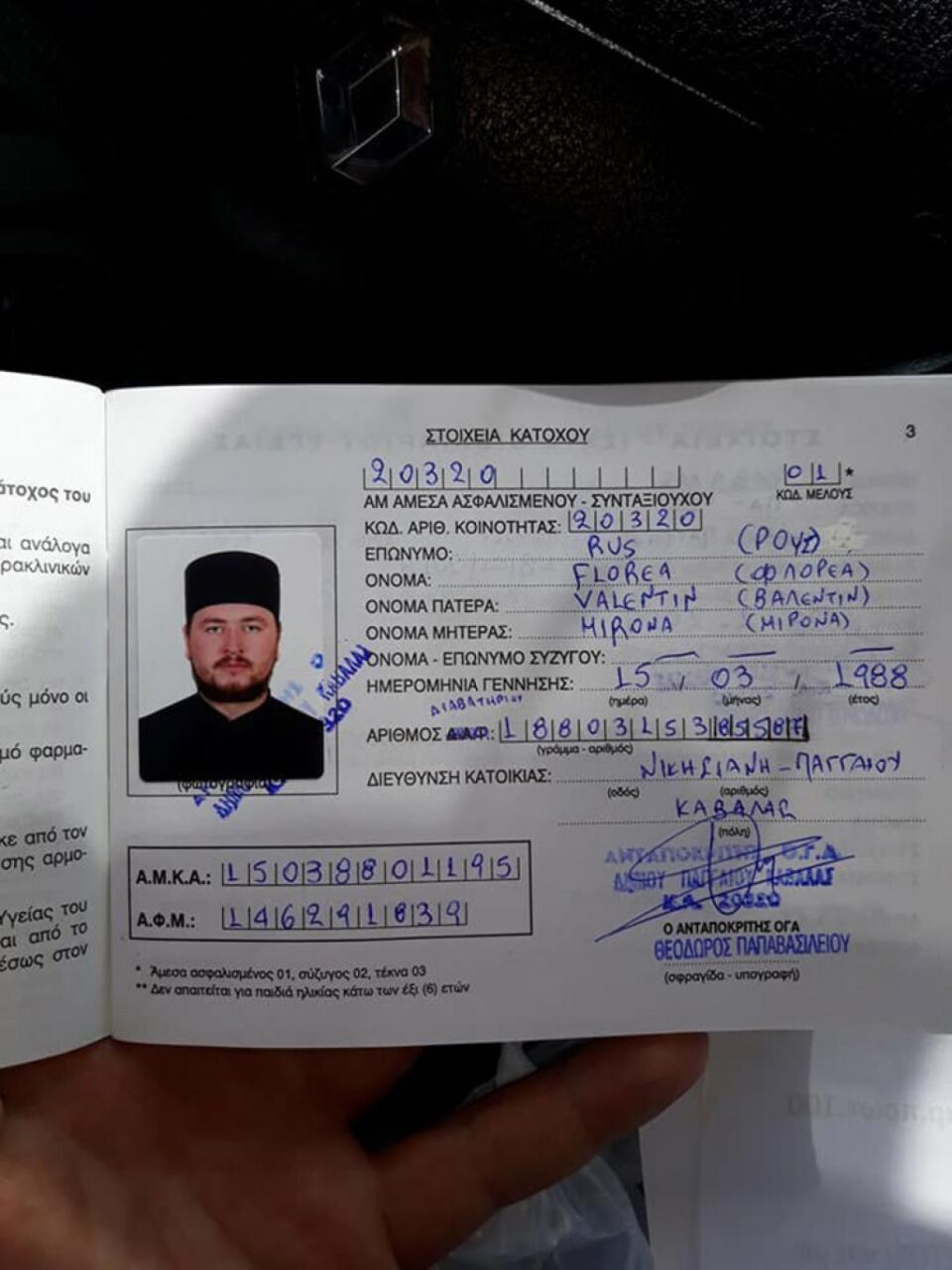 Un tânăr îmbrăcat în călugăr, agresiv cu femeile, ridicat de polițiști din centrul Sucevei