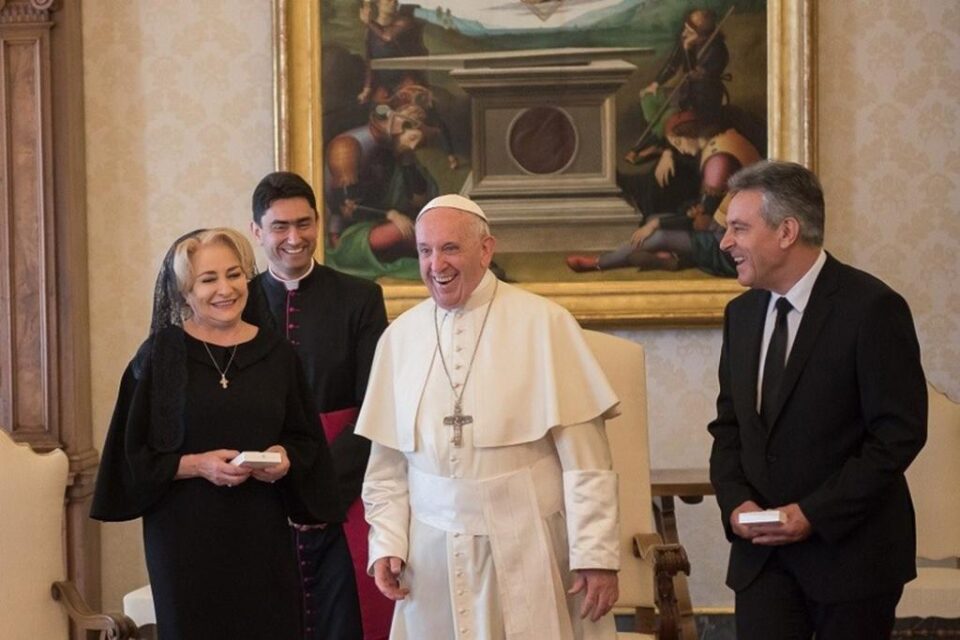 Preotul sucevean Ionuț Strejac a fost ieri interpret oficial la întâlnirea dintre Sanctitatea Sa Papa Francisc și premierul României, Viorica Dăncilă Preotul sucevean Ionuț Strejac a fost ieri interpret oficial la întâlnirea dintre Sanctitatea Sa Papa Francisc și premierul României, Viorica Dăncilă