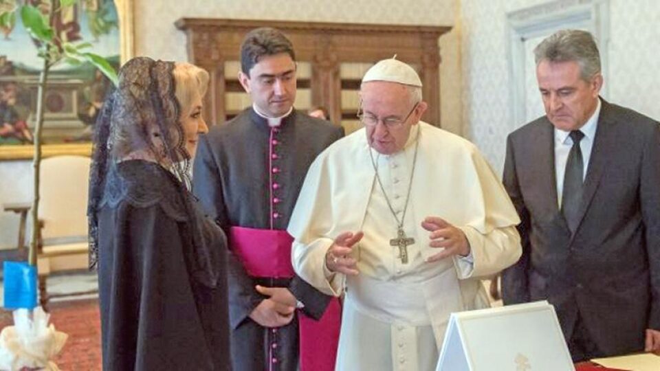 Preotul sucevean Ionuț Strejac a fost ieri interpret oficial la întâlnirea dintre Sanctitatea Sa Papa Francisc și premierul României, Viorica Dăncilă