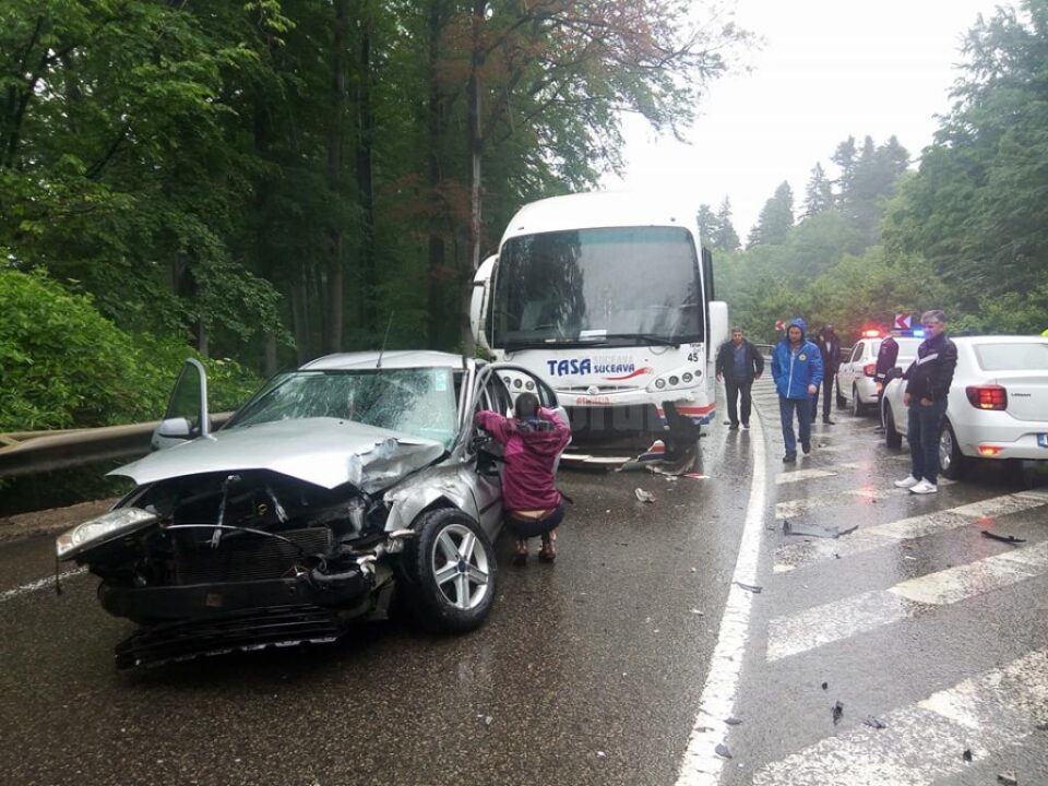 Autoturismul care s-a lovit de autocarul de pe contrasens