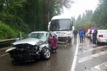 Autoturismul care s-a lovit de autocarul de pe contrasens