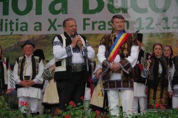 Gheorghe Flutur și primarul de Frasin, Marinel Balan, au dat startul "Horei Bucovinei"