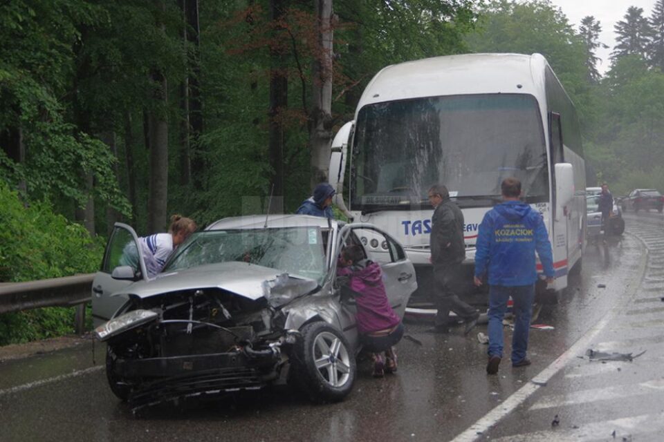 Autoturismul a derapat și s-a rotit pe carosabilul ud
