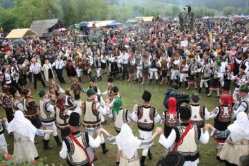 Mii de oameni au înfruntat ploaia pentru a participa la "Hora Bucovinei"