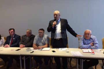 La întrunirea de vineri a participat „vârful” Organizației Județene Suceava a PSD, senatorul Ioan Stan, președintele de onoare, Gavril Mîrza, deputatul Emanuel Havrici și subsecretarul de stat în Ministerul Dezvoltării, Cristian Șologon