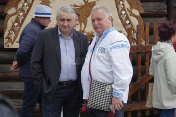 Mii de oameni au înfruntat ploaia pentru cântecul, jocul și voia bună de la"Hora Bucovinei"