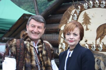 Primarul de Frasin, Marinel Balan, și prefectul de Suceava, Mirela Adomnicăi, la Bucșoaia