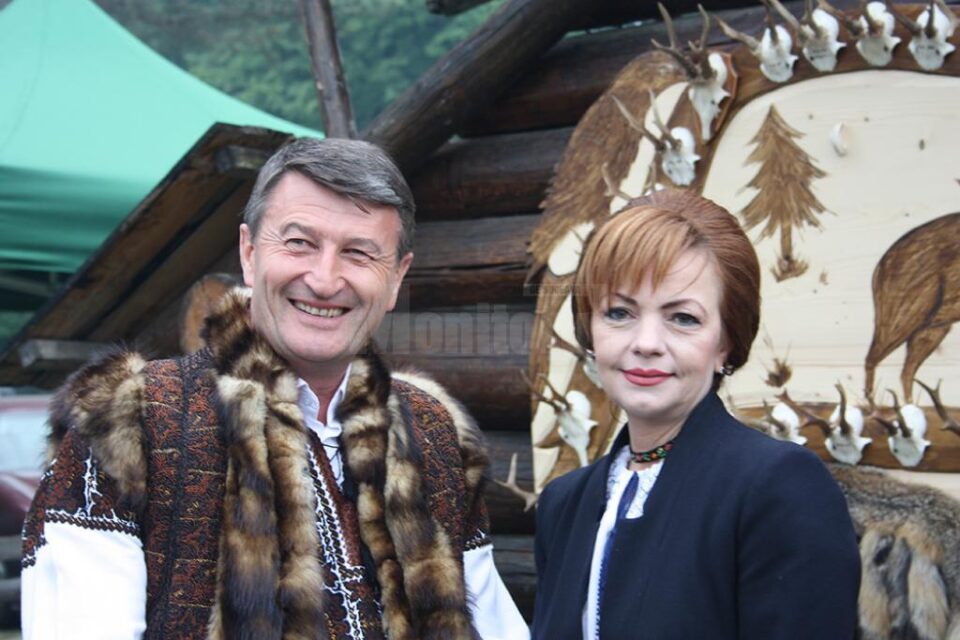 Primarul de Frasin, Marinel Balan, și prefectul de Suceava, Mirela Adomnicăi, la Bucșoaia Primarul de Frasin, Marinel Balan, și prefectul de Suceava, Mirela Adomnicăi, la Bucșoaia