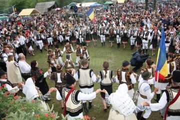 Mii de oameni au înfruntat ploaia pentru a participa la "Hora Bucovinei"