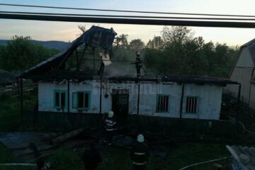 Ce a mai rămas în picioare din casa care a luat foc