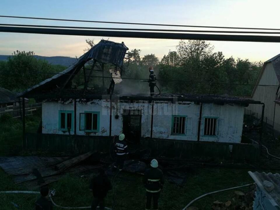 Ce a mai rămas în picioare din casa care a luat foc
