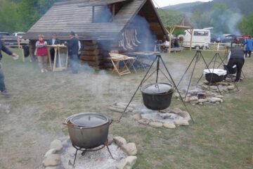 Mii de oameni au înfruntat ploaia pentru cântecul, jocul și voia bună de la"Hora Bucovinei"