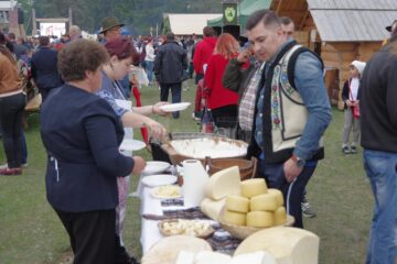 Mii de oameni au înfruntat ploaia pentru cântecul, jocul și voia bună de la"Hora Bucovinei"