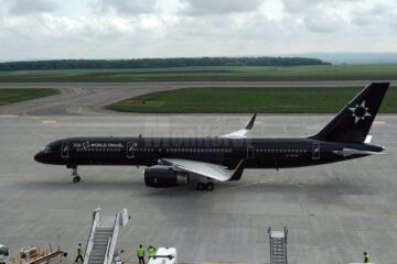 Aeronava neagră folosită de TCS World Travel pentru circuitul internațional de lux care a inclus și Bucovina