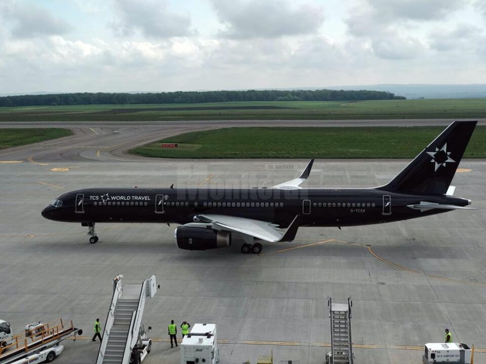 Aeronava neagră folosită de TCS World Travel pentru circuitul internațional de lux care a inclus și Bucovina